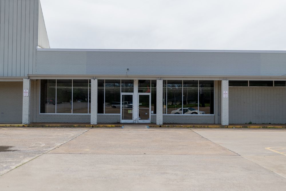 Brooklyn Shopping Center: 923-951 East College Street, Pulaski, TN 38478